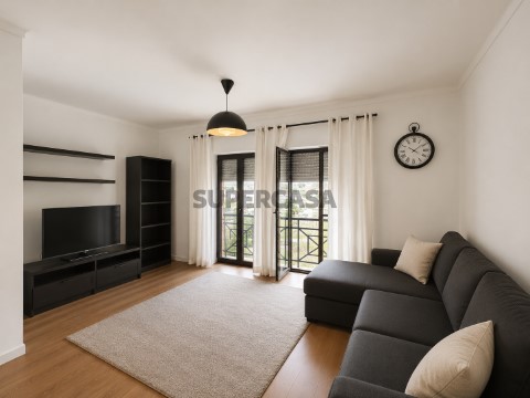apartamento-t2-centro-torres-vedras-sala-com-varanda-rute-ferreira-imobiliaria