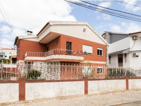 Moradia T4 Duplex em Amora, Seixal