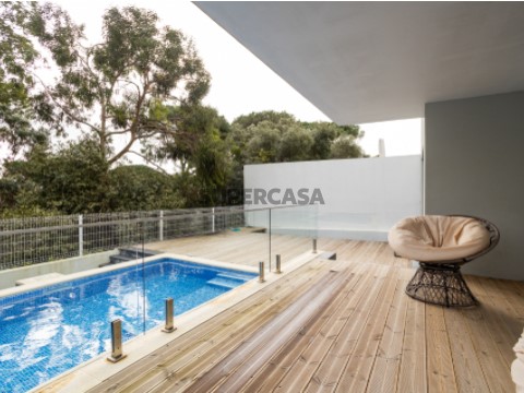 Moradia T5 Duplex em Barcarena, Oeiras