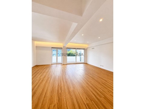 Apartamento T3 em Carnaxide e Queijas, Oeiras