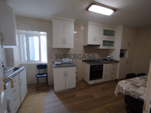 Apartamento T5 com 114 m² em Guarda, perto de serviços essenciais.