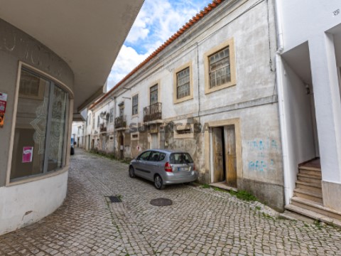 Prédio em Torres Novas (Santa Maria, Salvador e Santiago), Torres Novas