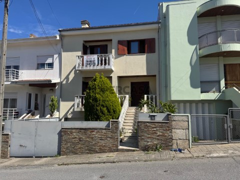 Moradia T4 com garagem para 2 carros, salão e jardim | Valbom - Gondomar
