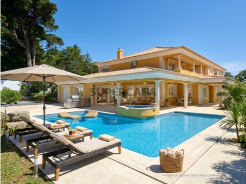 Moradia de Luxo T6 com Jardim Amplo e Piscina Privativa, para Arrendamento em Albarraque, Sintra.