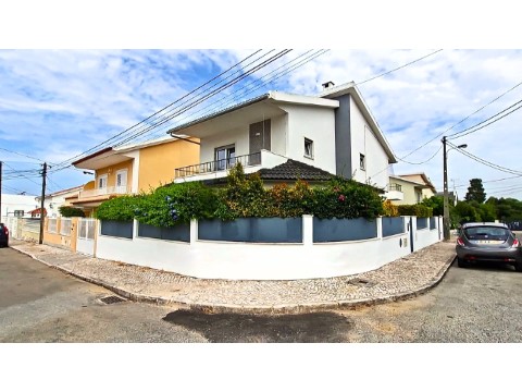 Moradia T4 Isolada com Terraço, Churrasqueira e Garagem em São Domingos de Rana