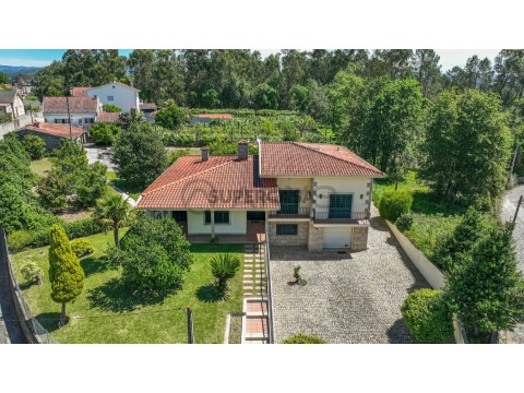 Moradia T4 em Lago, Amares