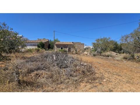 Moradia para Restaurar - Vende- BOLIQUEIME- Hometown Properties