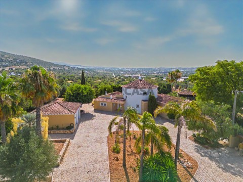 Moradia V4- Santa Barbara - Vende- Hometown Properties