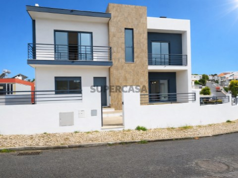 Moradia T5 Duplex na Rua Pulido Valente, Laranjeiro e Feijó