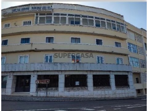 Loja na Avenida António Augusto da Silva Martins, São Miguel do Rio Torto e Rossio Ao Sul do Tejo