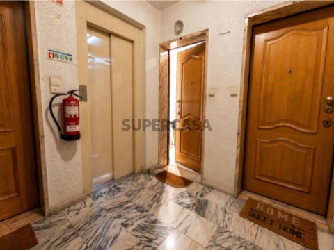 Apartamento T2 na Avenida 25 de Abril, Jardim da Amoreira, Ramada e Caneças