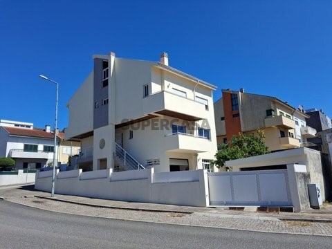 Moradia T5 na Rua Padre António Romeiro Alves do Vale, Valongo