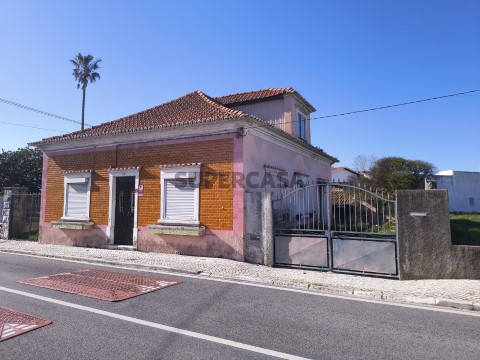 Quintas e casas rústicas T3 na Rua de São Pedro, Marinha Grande