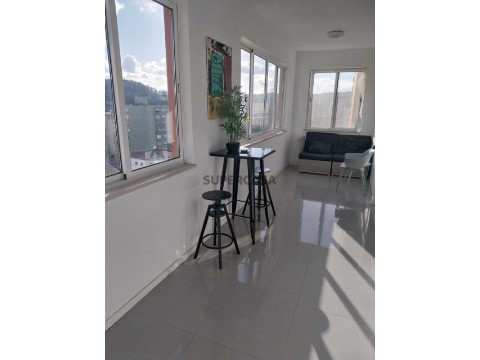 Apartamento T4 na Rua Pedro Álvares Cabral, Santo António dos Olivais