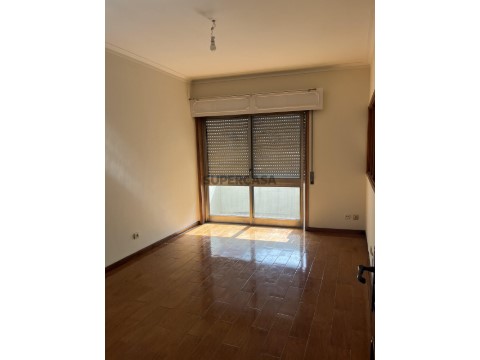 Apartamento T1 na Rua do Capitão Pombeiro, Paranhos
