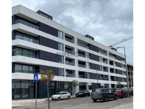 Apartamento T2 na Rua Raúl Ferrão, Santo António dos Olivais
