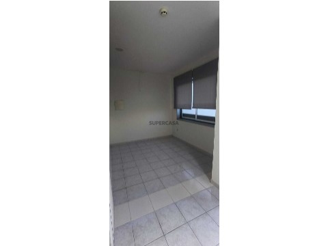 Espaço comercial na Rua do Caixa, Abraveses