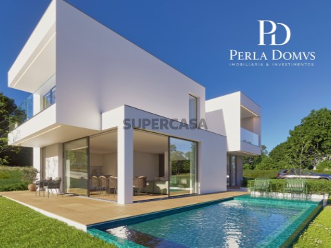 Moradia T4 na Rua Principal, Urbanização dos Cardais (Serra de Casal de Cambra), Belas