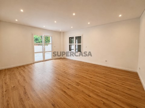 Apartamento T2 em Casas do Lago, Serra de Carnaxide, Rua do Corpo Nacional de Escutas, Venteira