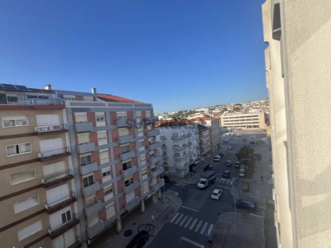 Apartamento T3 na Avenida 1º de Maio, Nossa Senhora do Pópulo, Coto e São Gregório