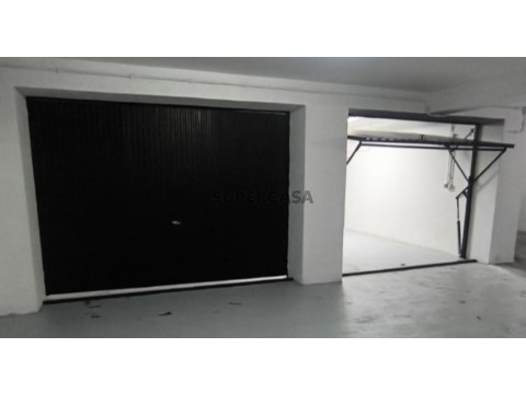 Garagem na Rua Eça de Queiroz, Santo Onofre e Serra do Bouro