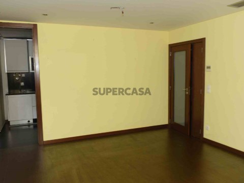 Apartamento T2 na Rua Dom Ernesto Sena de Oliveira, Santo António dos Olivais