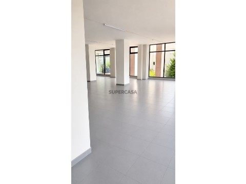 Espaço comercial na Avenida de São Teotónio, Valença, Cristelo Covo e Arão