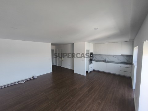 Apartamento T3 na Rua Dom Afonso Henriques, Pedrouços
