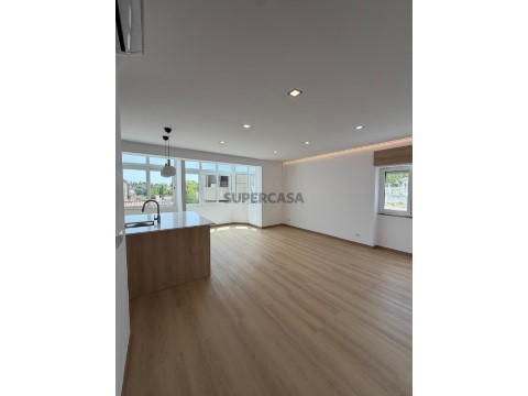 Apartamento T3 na Rua Visconde de São Gião, Torres Novas (São Pedro), Lapas e Ribeira Branca