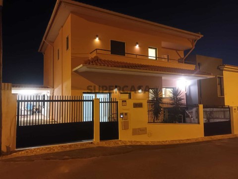 Moradia T5 em Urbanizado, Rua Helder Gonçalves, São Domingos de Rana