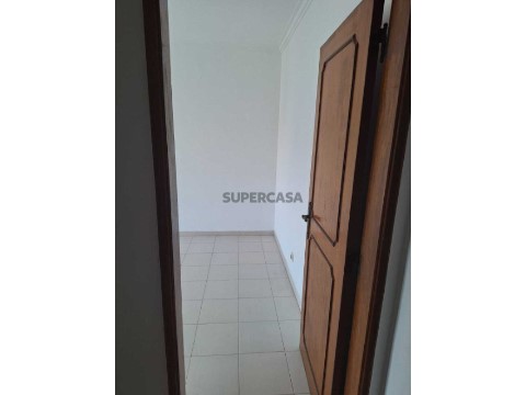 Apartamento T1 na Rua dos Castanheiros, Laranjeiro e Feijó