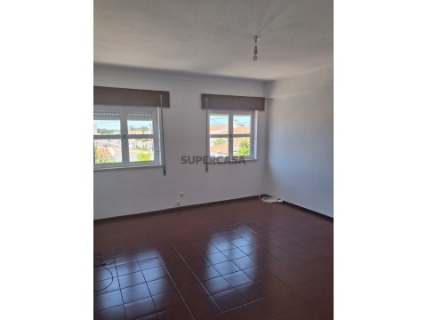 Apartamento T4 na Rua Antero de Quental, Bacelo e Senhora da Saúde