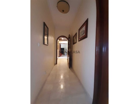 Apartamento T2 na Rua Afonso Costa, Ramada e Caneças