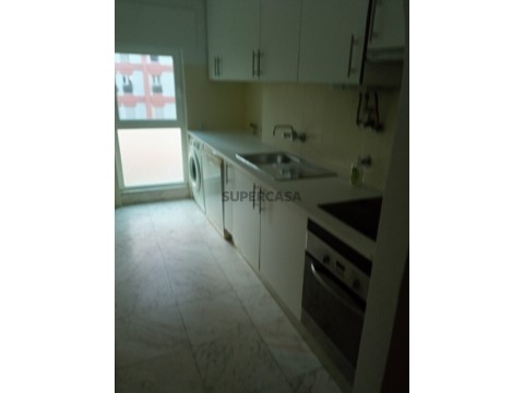 Apartamento T4 na Rua Adelaide Cabete, Carnide