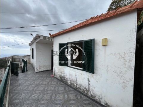 小楼房和别墅 2 卧室 在 Estrada do Laranjal, Santo António