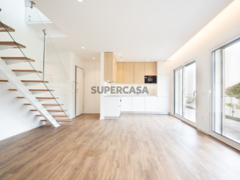 PONTO DE VISTA RESIDÊNCIAS 
| Apartamento D | T3 Duplex | 176 m² |

Sala e cozinha, piso inferior.