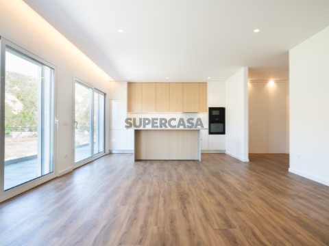 PONTO DE VISTA RESIDÊNCIAS 
| Apartamento A | T3 | 181 m² |

Sala e cozinha.