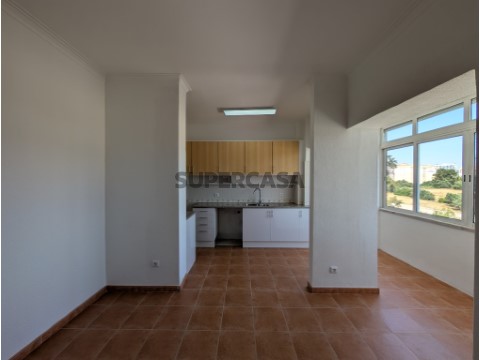 Apartamento T2+1 em Carnide, Lisboa