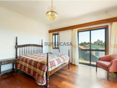 Quarto Aurora 
É um quarto com cama de casal, cómoda, guarda fatos, 2 mesinhas de cabeceira e cadeirão e ar condicionado
Se f...
