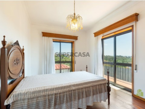 Quarto Brisa – 400,00 €. É um quarto com cama de solteiro, guarda fatos, 1 mesinha de cabeceira