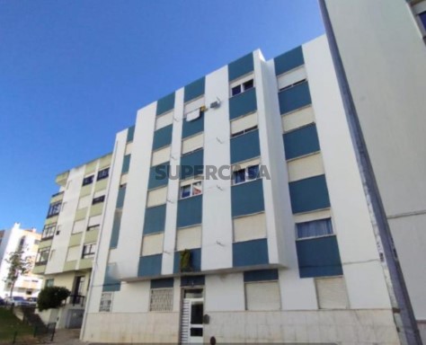 T3 Totalmente Remodelado no Cacém R/c com Arrecadação