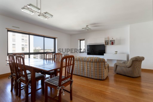 W4714A - Apartamento T4 com 161 m2 em Miraflores | Wallis Real Estate