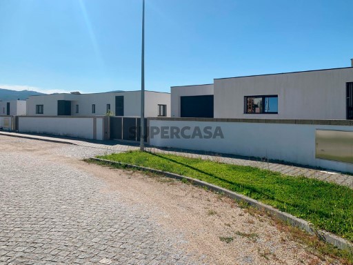 Individual 3 bedroom house with garden and excellent areas and unobstructed views in Amares - under construction