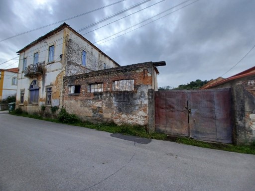 Dois prédios para reconstruir em aldeia a 7 km de Tomar perto de estação de comboios.