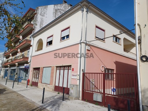 Prédio remodelado para venda numa das principais entradas de Tomar.