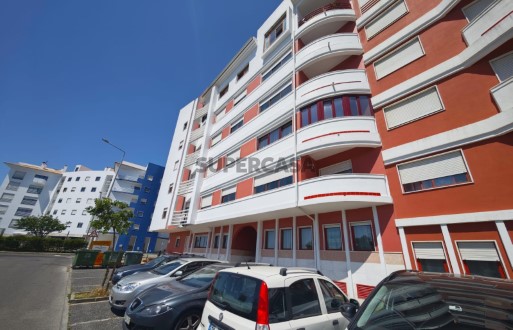 Elegância, Conforto e Excelentes Áreas T2 com Varanda e Parqueamento (1)