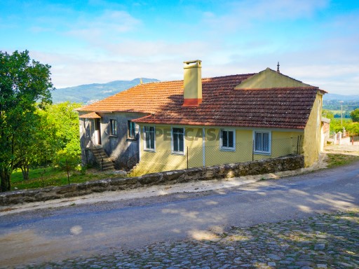 Casa antiga, com 4206 m² de terreno, para restaurar, em Ganfei, Valença