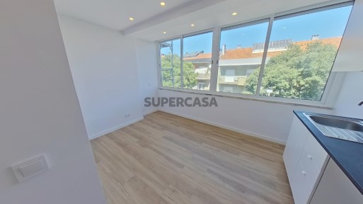 Situado na Damaia de Cima, apartamento T2 totalmente remodelado (14)