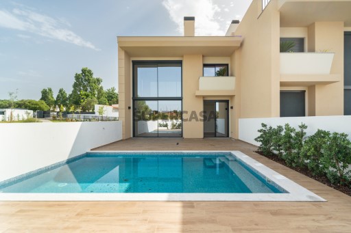 Venda_moradia_Piscina e jardim_Garagem_Murches_Cluttons