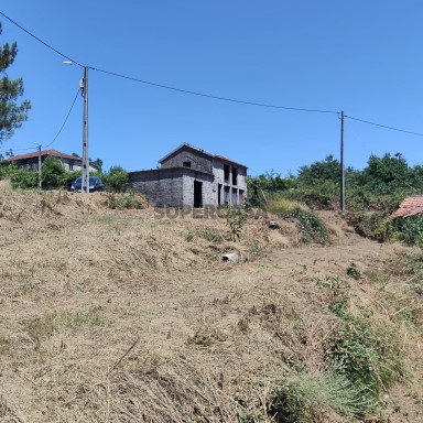 Moradias para restaurar com terreno de 41.214 m² em Borba de Godim, Felgueiras